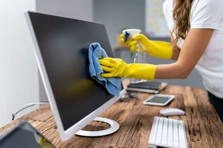 Schoonmaken van bedrijven in kantooromgeving